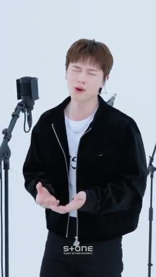 다같이 성재의 감성으로 퐁당 빠지는 순간😲 눈빛과 목소리에 서사가 담긴 육성재의 '이제야' 라이브🎙💙 [MIC&amp;] [4K] 육성재 - 이제야 ▶ #육성재 #YOOKSUNGJAE #All_About_Blue #이제야 #MICAND #마이크앤드 #LIVE