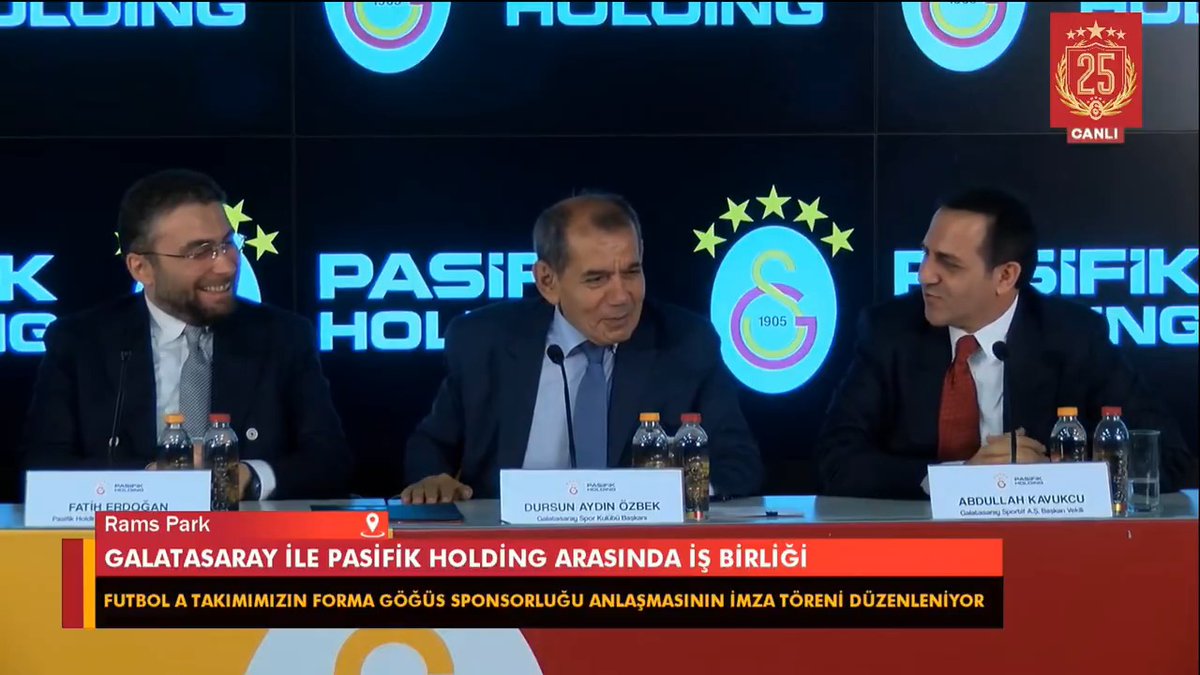 Abdullah Kavukcu: "Pasifik Holding inşallah Osimhen'de de desteği olacak." Dursun Özbek: "Osimhen işini netleştirsen iyi olur hazır buradayken... 😂"
