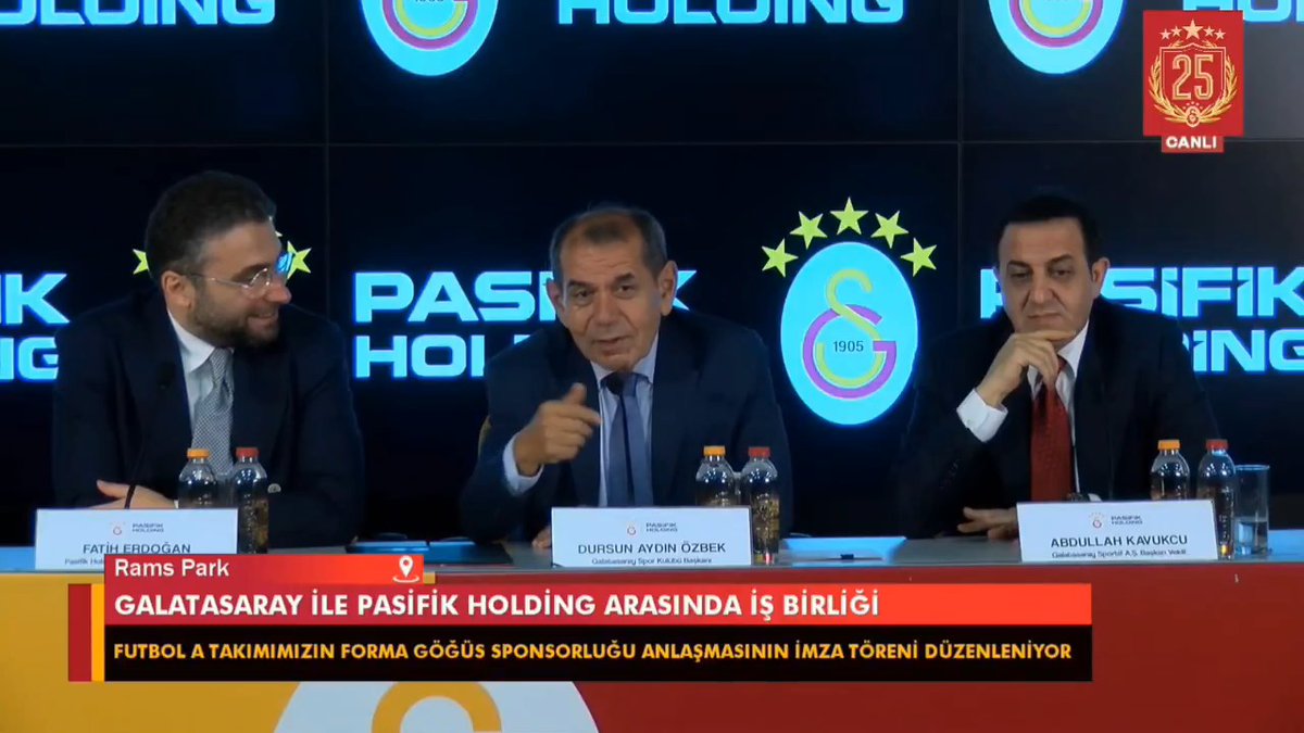 😂 Başkan Dursun Özbek'ten güldüren Çin sponsorluğu konusu. Dursun Özbek: "Çin Büyükelçisi bizi Ankara'ya davet etti. Çin bayrağı sarı kırmızı, ayrıca Çin bayrağında da 5 tane yıldız var. O gün kendisine 'Bak ortak değerlerimiz var, sarı kırmızı renklere aşığız, bayrağınızda 5 yıldız var' dedim, çok hoşuna gitti."