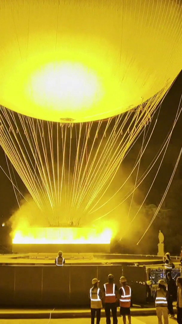 La vasque #olympique de retour pour l'été 🔥 À partir du 21 juin, la vasque olympique fait son retour au Jardin des Tuileries, à Paris. Pendant 3 mois, elle s'élèvera dans le ciel parisien chaque soir. BFM Business a pu assister aux derniers tests. 🎙️📹 Léa Araujo