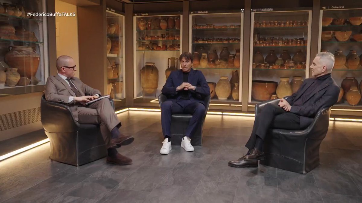 Antonio Conte e l'aneddoto su Giovanni Trapattoni #𝐅𝐞𝐝𝐞𝐫𝐢𝐜𝐨𝐁𝐮𝐟𝐟𝐚𝐓𝐚𝐥𝐤𝐬 - 𝐒𝐩𝐞𝐜𝐢𝐚𝐥𝐞 𝐀𝐧𝐭𝐨𝐧𝐢𝐨 𝐂𝐨𝐧𝐭𝐞 📌 Episodio 1 ora disponibile 📌 Episodio 2 dal 20 giugno 👀 Su Sky Sport, disponibile anche on demand #SkySport #Conte Federico Ferri
