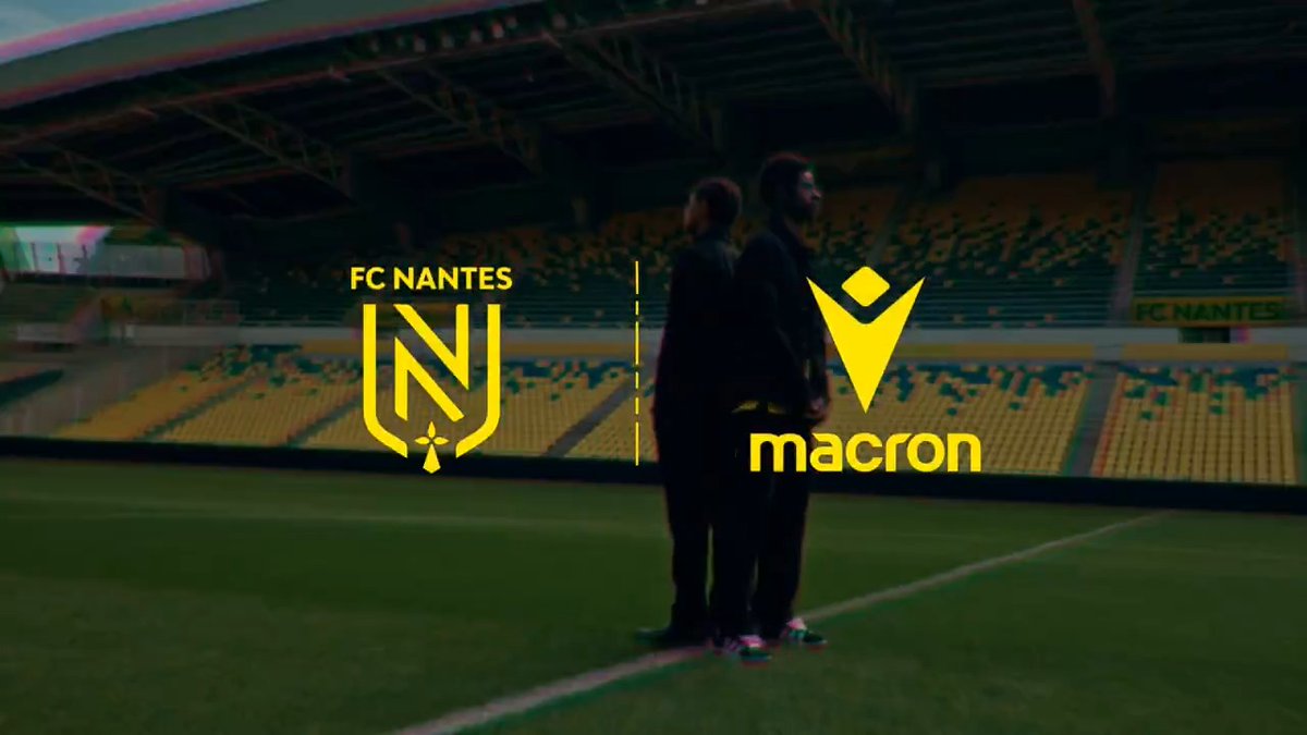 Une tunique, comme trait d'union du terrain à votre quotidien. -- - - --- -- - Découvrez le maillot home 25/26 du FC Nantes x Macron. Disponible sur et à la boutique officielle. #TousJaunes&amp;Verts