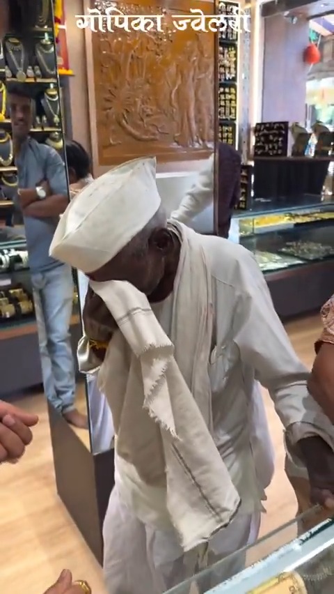 93-Year-Old Man Visits Jewellery Store With Wife For Mangalsutra, Falls Short On Cash- What Happened Next Will Melt Your Heart | #Watch #ViralVideo #Viral #ElderlyCouple #JewelleryShop