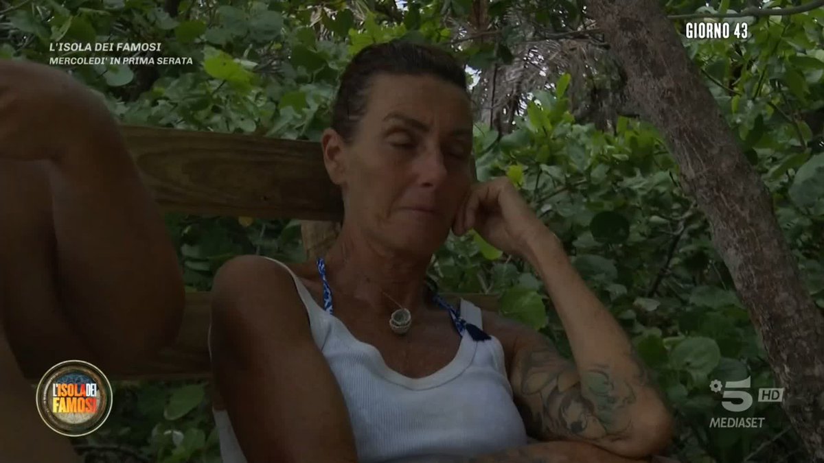 "Come 25 anni fa, Plevani è ancora qua. E non ce ne sono tante" "E per fortuna!" Mario incoraggia Cristina ad andare avanti a testa alta. #Isola