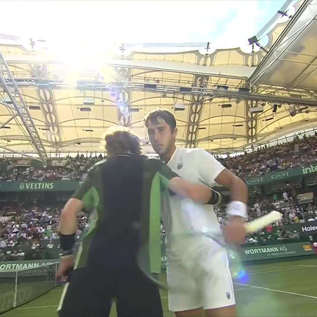What a battle 🥵 Tomás Etcheverry claims his first Top 20 win on grass after saving two match points, defeating Rublev 6-3 6-7 7-6 #TWO25