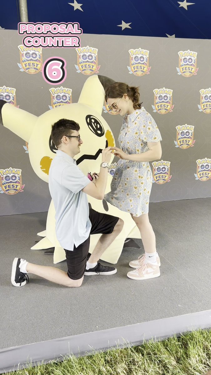 Which Pokémon would you choose to witness your proposal? 💍 🥰 Here are all the adorable proposals that we were lucky enough to witness at #PokemonGOFest Paris ✨