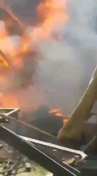 Soykırımcı İsrail uçakları, Gazzeli sivillere ait çadırları bombalamaya ve çoluk çocuk herkesi yakarak katletmeye devam ediyor. * * * #IsraelTerroristState, Gaza, Gazze'de Hazırmıyız Türkiye, ABD İran, Füze, Savaş, Talat Paşa, Ermeni Yahudi Netanyahu Tel Aviv'de #Füze #Karne