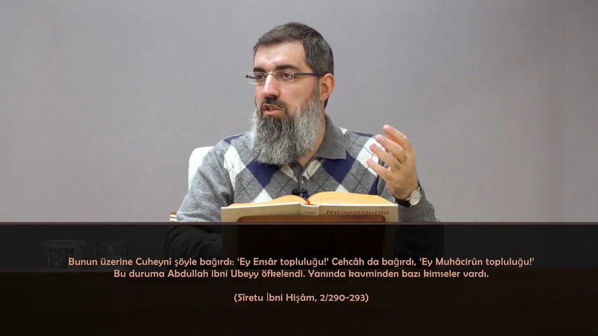 🌱 Bu derste, Ensâr ve Muhâcir arasında yaşanan tartışmayı fırsat bilen münafık Abdullah ibni Ubey'in fesat adımlarını ve onların hedeflediği zararı Allah Resûlü'nün nasıl tam zıddı bir hayırla sonuçlandırdığını işledik. 📜 Gençlerle Siyer Dersleri 50 YouTube Kanalımızda!