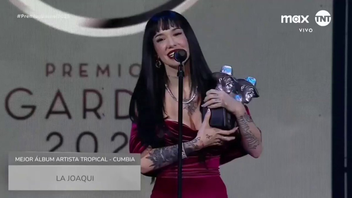 Se llama Joaquinha Lerena de la Riva, se la conoce como "La Joaqui", y anoche le dio una cachetada de realidad al caretaje con su corto pero aplanador discurso al recibir su premio.