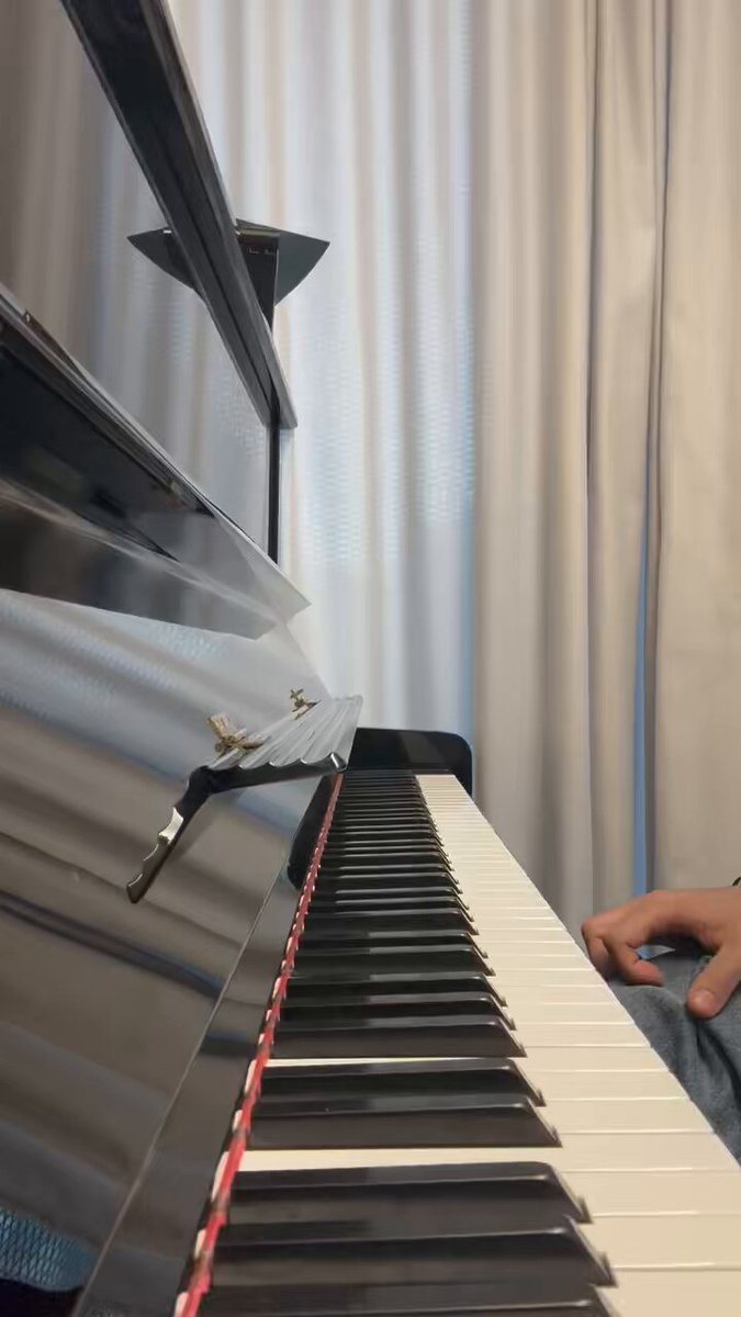 Ich kann jetzt F Dur!! 35 Jahre härtester Arbeit haben sich endlich, endlich gelohnt. Ps: Der Stuhl knarzt aus Liebe. Jede andere Begründung ist Diskriminierung.