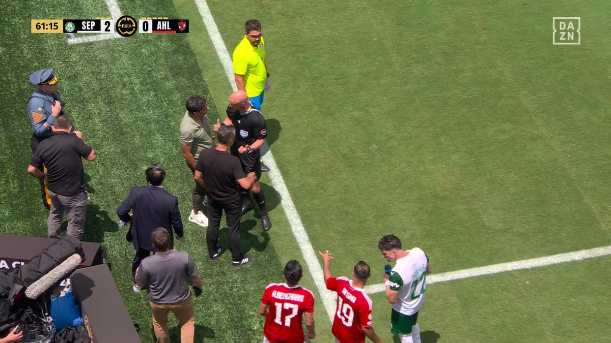 ⏸ | Match interrompu entre Palmeiras et Al-Ahly à cause des conditions météorologiques. ☔️🌪 #FIFACWC #TakeItToTheWorld Suivez la rencontre SE Palmeiras 🆚 النادي الأهلي gratuitement ici : ! 👈