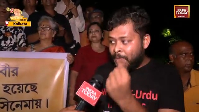 Bengali nationalist organisation Bangla Pokkho stages protest in Kolkata against Bollywood movie 'Kesari Chapter 2' for allegedly insulting Bengali sentiments by distorting historical facts &amp; falsely portraying Bengali revolutionaries in the movie. #ReporterDiary | Rajesh Saha