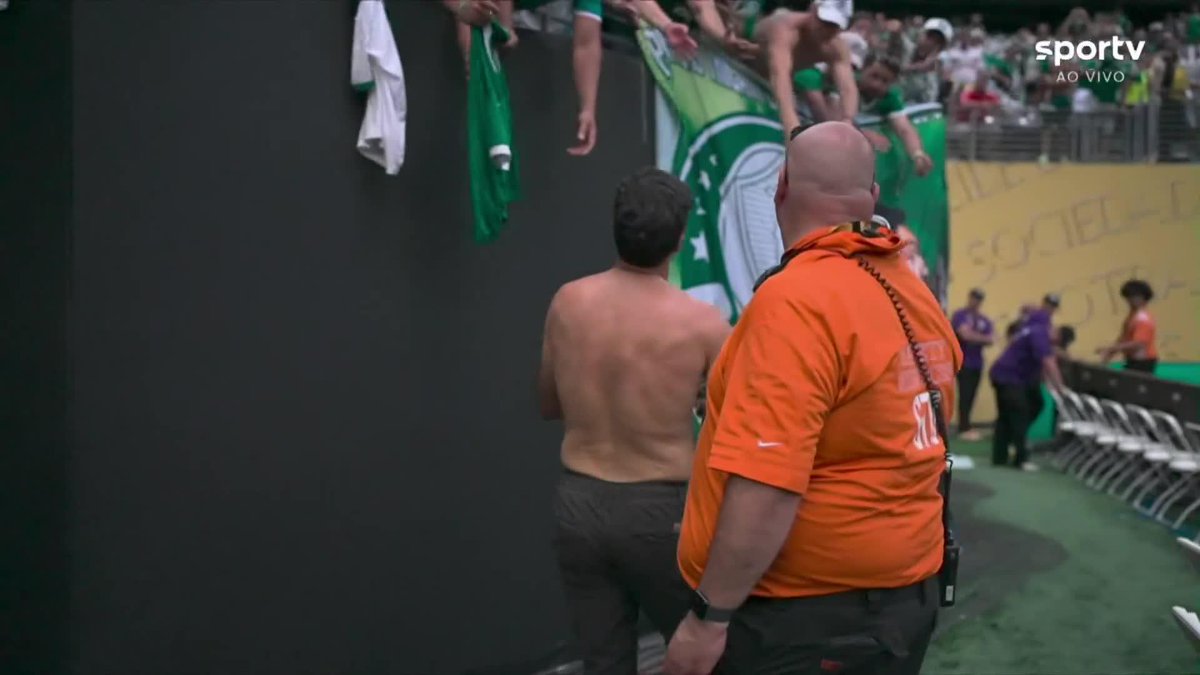 🐷 Abel Ferreira ficou tão animado que deu sua camisa para um torcedor do Palmeiras depois da vitória diante do Al Ahly #CopaDoMundoDeClubes