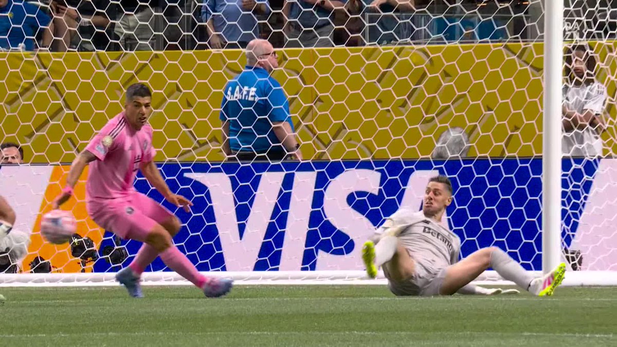 LA JUGADA QUE SE COCINÓ LUIS SUÁREZ 🤯 Girándose en el medio del campo, yéndose de uno... ¡Qué cerquita estuvo aquí el gol de Inter Miami! #FIFACWC FIFA Club World Cup | Todos los partidos gratis en #TakeItToTheWorld