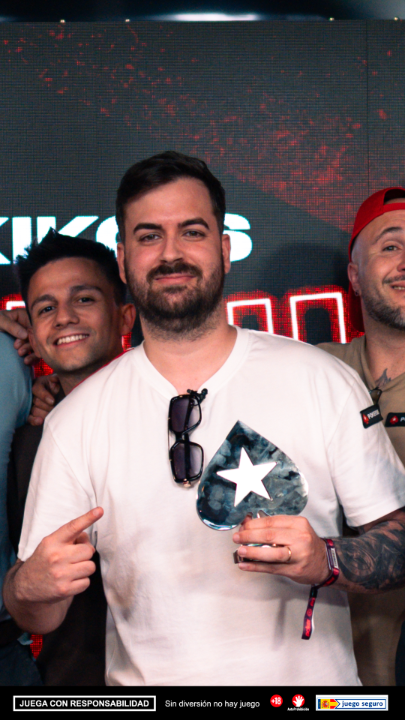 🔥 ¡Ayer vivimos una noche ÉPICA en la #KikosPokerNight! 🎉 En la última mano, el "favorito del pueblo" ✊ logró vencer al "abusón de la clase" 😈 y se llevó un Gold Pass valorado en 9.300 € 💰 ¿Te lo perdiste? Revive la partida completa 😉 🎥