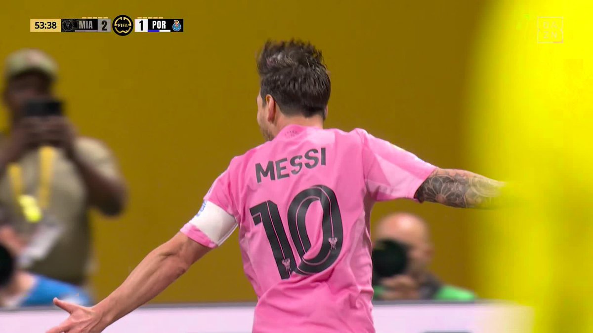 👑いつまでも輝く神の左足🇦🇷 #メッシ が約20mの位置から 直接FKを沈めた🔥 メッシのスーパーFKで マイアミが逆転☑️ 🏆FIFAクラブワールドカップ 🆚インテル・マイアミ×ポルト ⚡️無料ライブ配信中 📱全63試合 DAZN無料ライブ配信 #FIFACWC #TakeItToTheWorld #DAZN