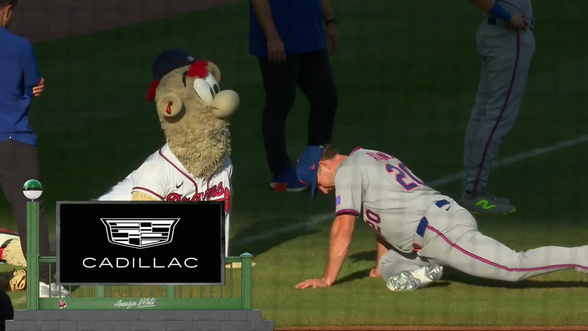 "They're bonding" Blooper stretched with Pete Alonso before the game