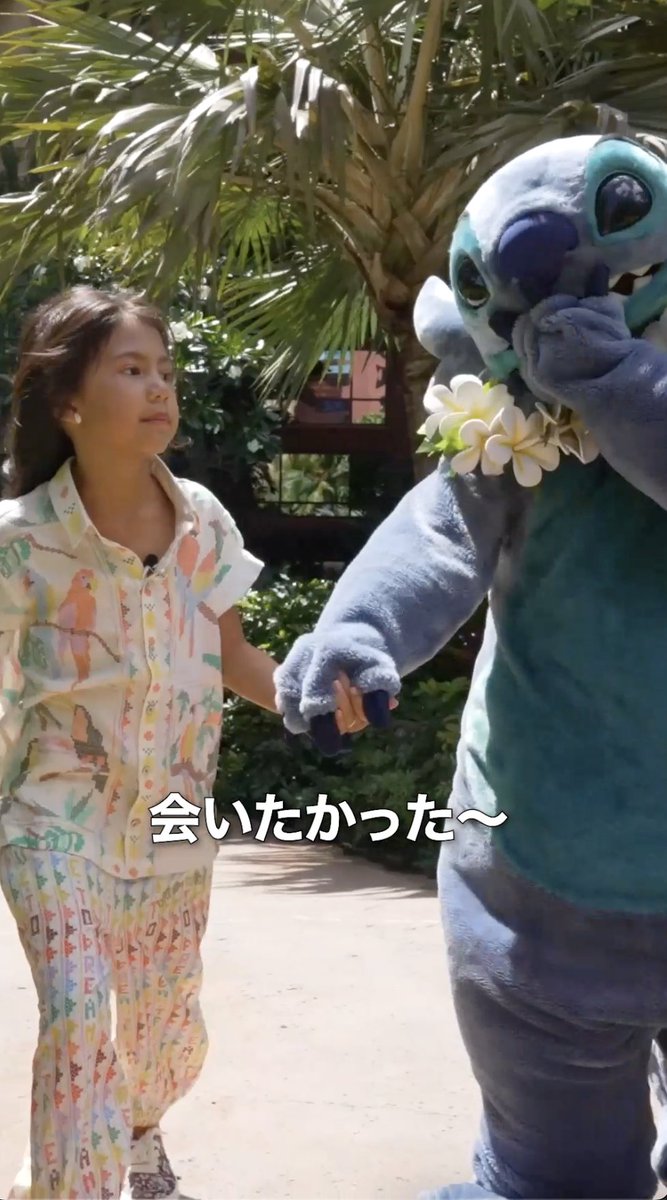 リロと #スティッチ が ハワイのディズニーリゾートに⁉️🌴 『#リロアンドスティッチ』で リロを演じたマイア・ケアロハちゃんが #アウラニディズニー でスティッチを大捜索💨 色々なものに気を取られながら、 スティッチを見つけられるかな?🌴 実写版『リロ&スティッチ』 大ヒット上映中🎬