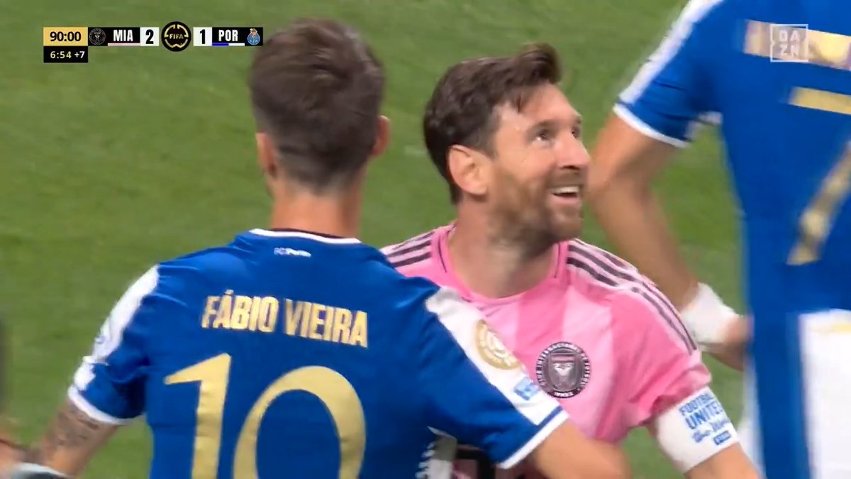 فابيو فييرا يضع الكرة بين اقدام ليو ميسي ولا يصدق ذلك لدرجة شاهد ماذا حدث بعدها.. 😭