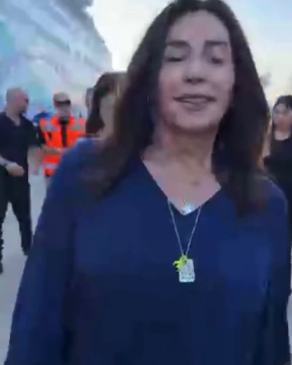 פנינים ממופע היח״צ של רגב הבוקר ב 06:15, עדת צלמים, דודו אחד ושתי בחורות מהלשכה שרצות אחריה עם מצלמה: רגב: ״תגידו, איזו עוד מדינה במלחמה והאזרחים שלה רוצים לחזור כמה שיותר הביתה. כייף לראות את האזרחים חוזרים, גם נהנו … ברקע. נוסע שחזר מוציא את רגב מריכוז: ״מירי רגב באה לקחת קדדיט״ רגב: זה ( בשידור) חי ⁉️ אל תפספסו גם את הפנינים: רגב מצטלמת עם צוות האוניה ומבקשת מהבחור עם המדים הלבנים להצטלם לידה. לחישה לדודו: ״תגיד לה שלא ייעלבו, הוא לא הקפטן, הוא מנהל המלון״… תלונה של העובדת שהקפיצו אותה ב 06:15 לצלם: ״תסתכלי אליי אליי״, אבל אין תמונה אחת שהיא מסתכלת אליי״ לסיכום מירי רגב , אזרחים רוצים לחזור למדינה שלהם בזמן מלחמה כי הם תקועים בלי כסף ובלי הילדים שלהם. מה לא ברור⁉️