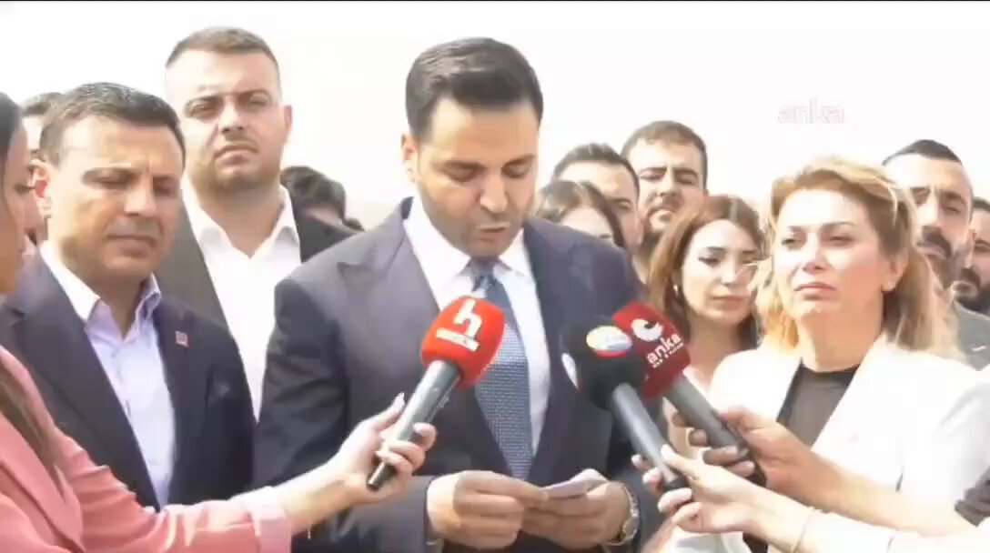 CHP Gençlik Kolları Genel Başkanı Cem Aydın Silivri'de yargılandığı dava sonrası açıklama yapıyor: "Bugün burada olması gereken ben değilim. Bugün burada olması gerekenler çetelerdir, halkımızdan çaldıklarıyla sefa sürenlerdir. Biz bize bu hayatı reva görenlere karşı mücadele ettiğimiz için buradayız. Bunun onurunu bir ömür taşırız. Cumhuriyet genci olmaktan, Gazi Mustafa Kemal'in evladı olmaktan gurur duyuyoruz."