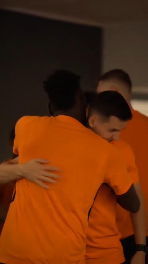 Shakhtar Donetsk'in yeni teknik direktörü Arda Turan, takımla tanıştı.