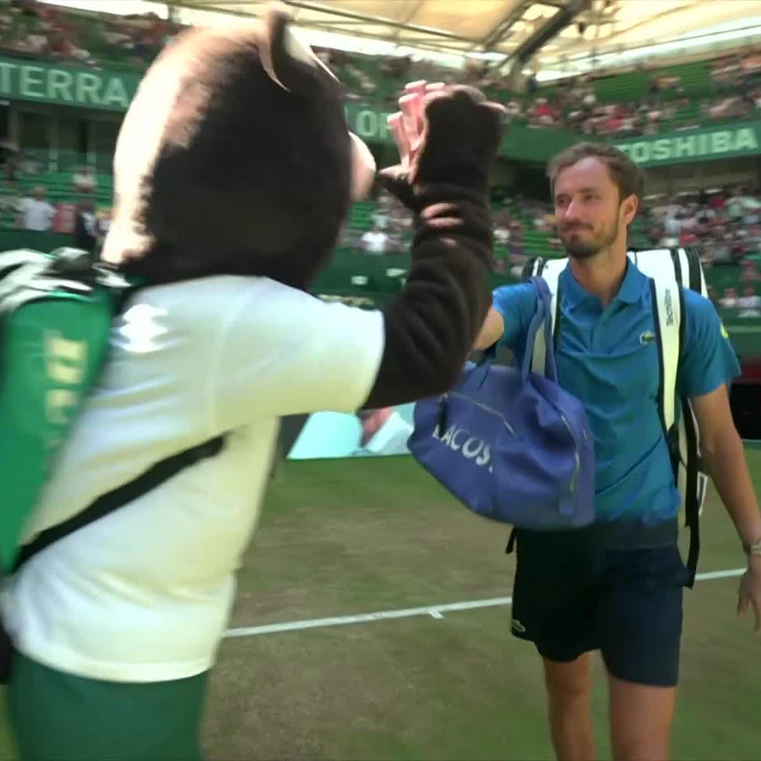 Quarter-finals day in Halle 🎉 Medvedev takes on Michelsen to start us off! Watch live: