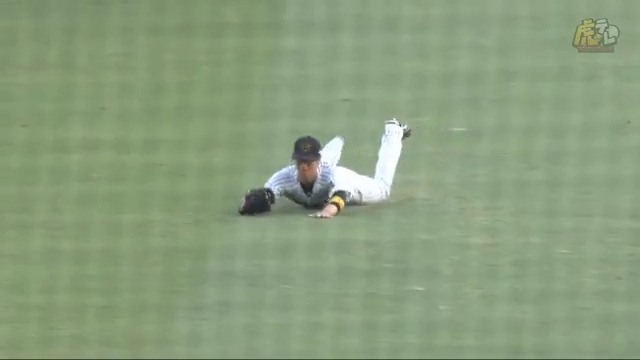 2回表、近本選手がセンターへの浅い打球をダイビングキャッチ!走者戻れずダブルプレー! #hanshin #虎テレ #阪神タイガース #鼓動を鳴らせ_虎道を進め