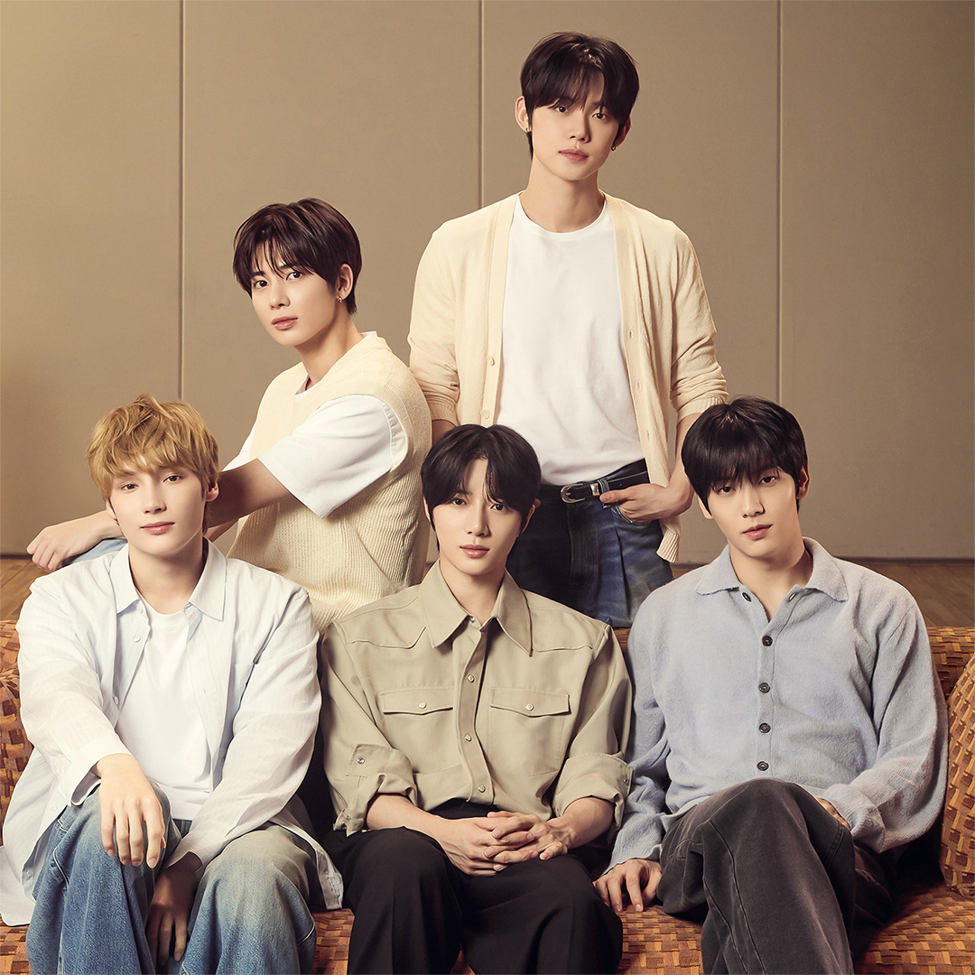 What’s in the box? 📦 A mysterious box was delivered to the @txt_bighit members one day 👀 Inside? A new foldable phone that looks nothing like they’ve ever seen before ✨ #GalaxyxTXT They saw it first, and now it's your turn—share your thoughts with #Samsung.