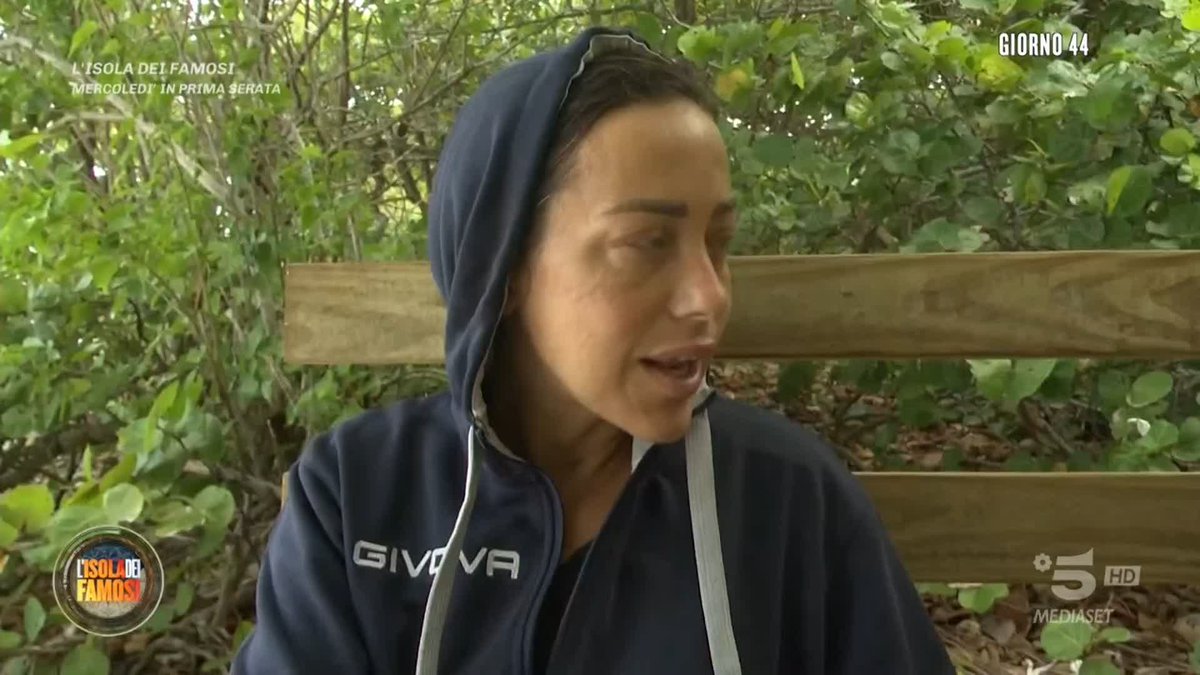 Teresanna si apre con Loredana, condividendo il sospetto che l’obiettivo di Mario sia in realtà quello di eliminare i concorrenti più giovani. Voi cosa ne pensate? #Isola