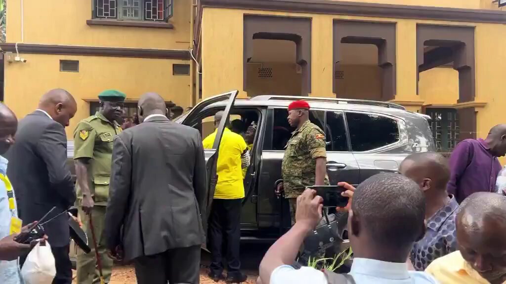 At 87 years, the gentleman has refused to bow out… he was cleared to defend his MP seat in Uganda. Malimwengu ni vimbwanga.