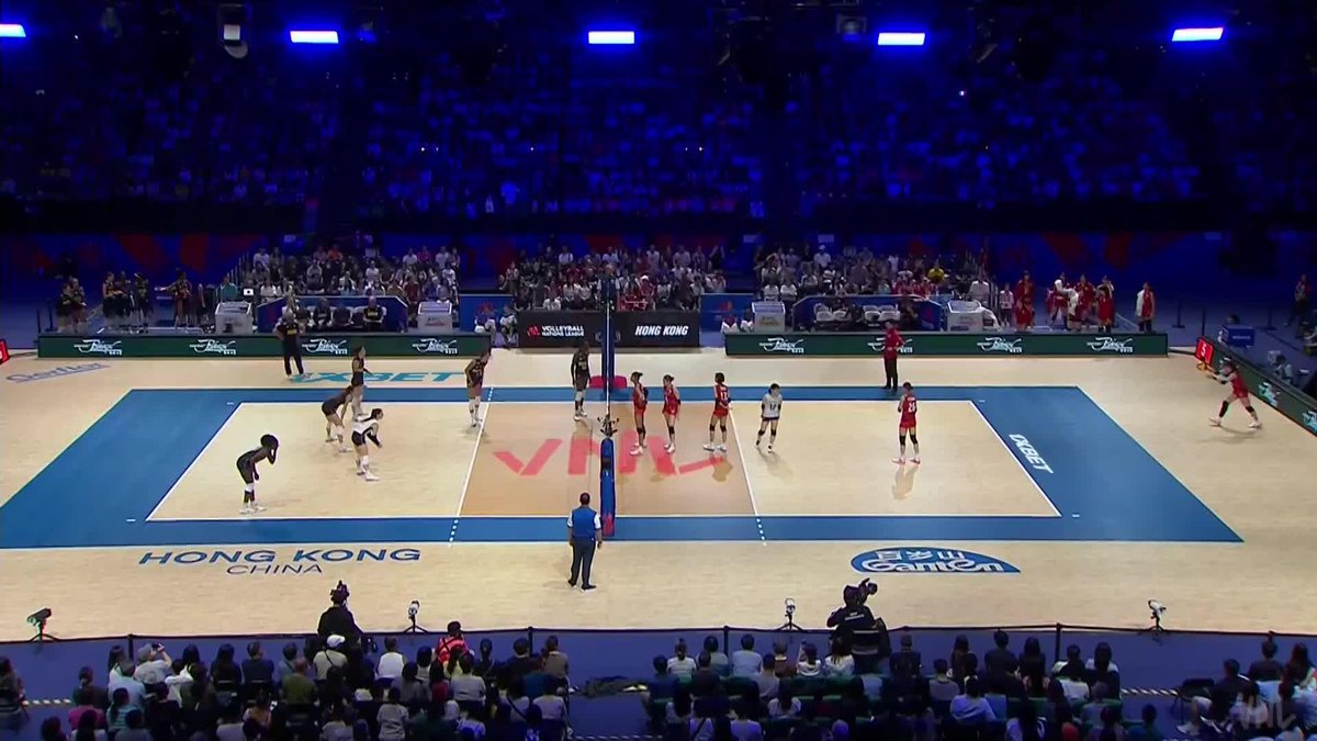 ARE YOU SEEING THIS?! 🤯😱🫣 Whose side are you on 👀? 🏐 #BePartOfTheGame #volleyball