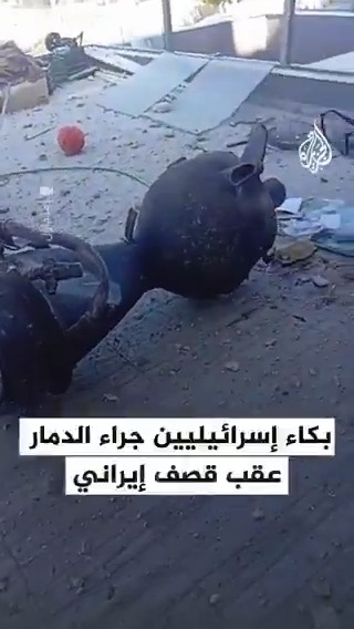 بكاء إسرائيليين جراء الدمار عقب رشقة الصواريخ الإيرانية الأخيرة التي استهدفت شمال إسرائيل
