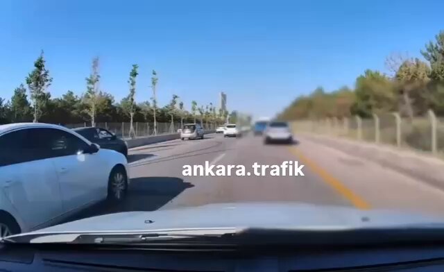 Turan Güneş Bulvarında uyanıklık yapıp emniyet şeridini kullanan Mercedes cipe , şeridi ortalayıp yol vermeyen Bmw sürücüsü 👏