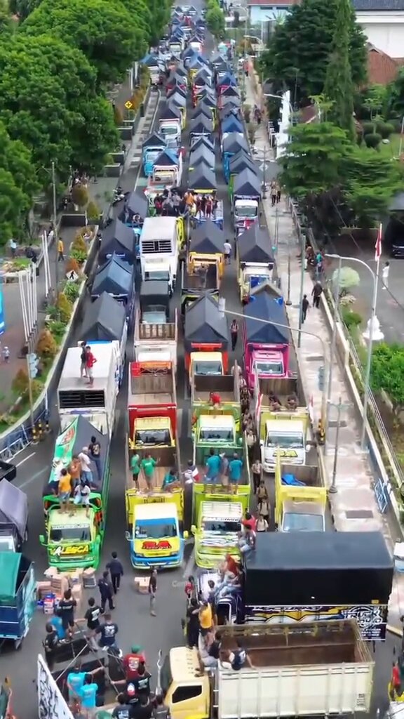 Tambang di pelihara Koruptor di jaga Cukong di bina Oligarki berkuasa Kehidupan konoha pokok angel pol ..!! Sedangkan supir truk di cekek dgn aturan ODOL .!! Pas demo di terjang pula ama anak SMA berseragam Btw ini kalau mau lewat gimn yaa .? #Savesupirtruk #TolakODOL