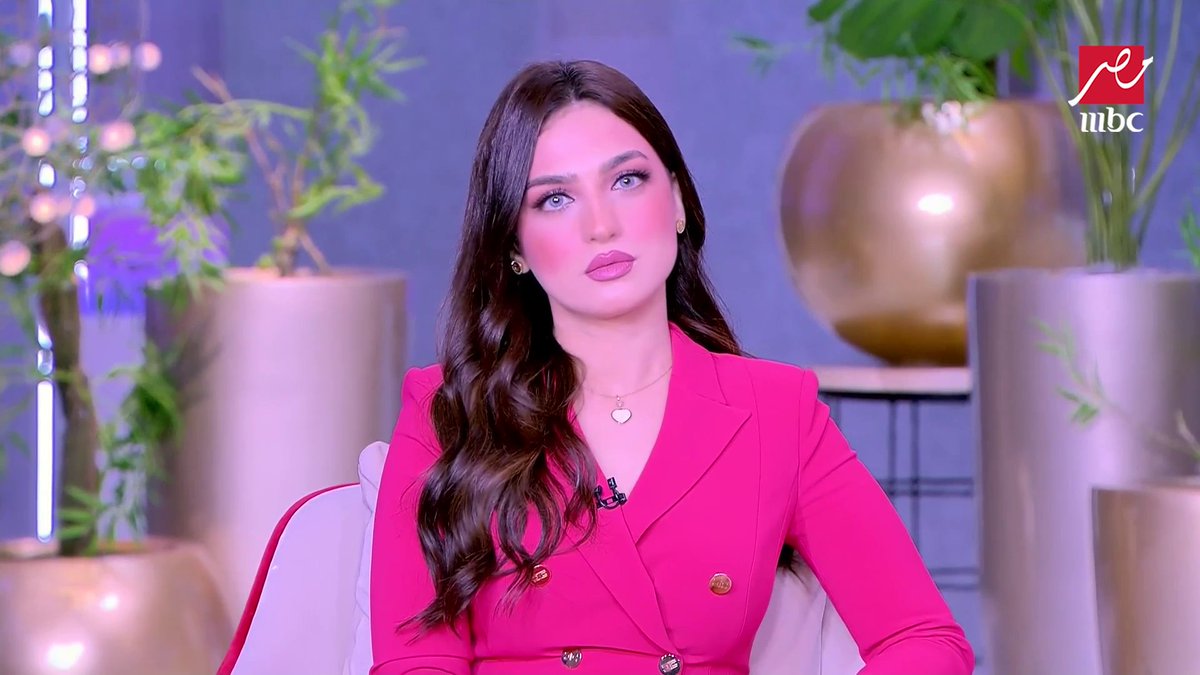 ياسمين عز: سبب خسارة الأهلي الملعب الملعون.. وسام بيلعب الكرة لقدام دخت جول ورا.. وهاني بيمد رجله ياخد الكرة فجأة نام عالأرض.. وأفشة كان بيشرب شاي في الأوفسايد برنامج #كلام_الناس يعرض الآن على #MBCMASR الخميس - الأحد الساعة 6 مساءً بتوقيت القاهرة مجاناً على شاهد