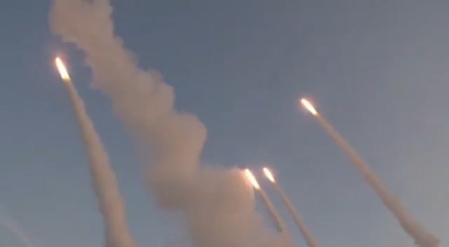 مشاهد توثق لحظة إطلاق الصواريخ الإيرانية عصر اليوم إلى عمق كيان العدو الصهيوني. والقادم أعظم بإذن الله.