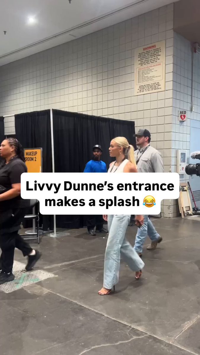 That’s one way to do it at Fanatics Fest 🔥