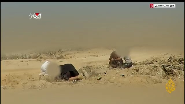 مشاهد حصرية حصلت عليها #الجزيرة توثّق كمينا مركبا نفذته كتائب القسام ضد قوات الاحتلال في منطقة الزنة شرق خان يونس، قُتل فيه ضابط وجندي إسرائيليان وأوقع إصابات بعد اشتباك عناصر القسام مع الجنود الإسرائيليين من المسافة صفر #الأخبار #حرب_غزة