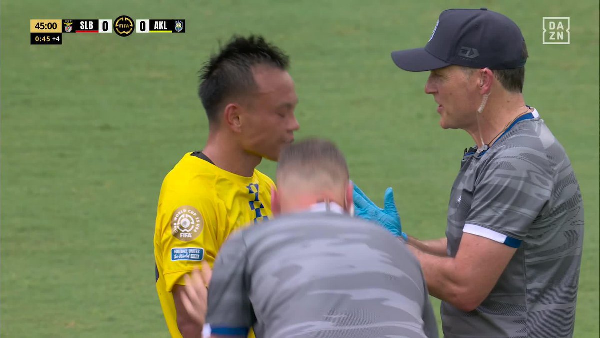 Tong Zhou (Auckland City) pète un cable envers son staff médical car il refuse de sortir sur blessure 😅 (DAZN France)