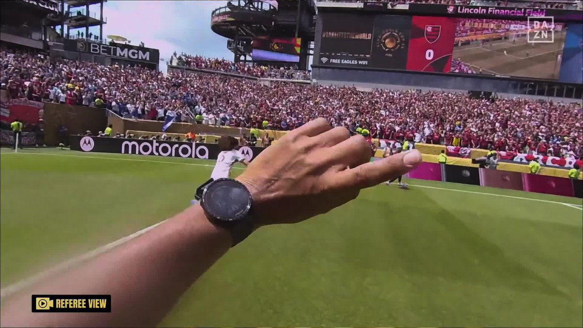 "¡NO! ¡NO! ¡NO!" Lo de ver cómo niega un árbitro un penalti desde esta toma es BESTIAL 😍 FIFA Club World Cup | Todos los partidos gratis en | #FIFACWC #TakeItToTheWorld
