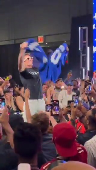 Tom Brady tore Eli's jersey... then Eli jumped on him 😆