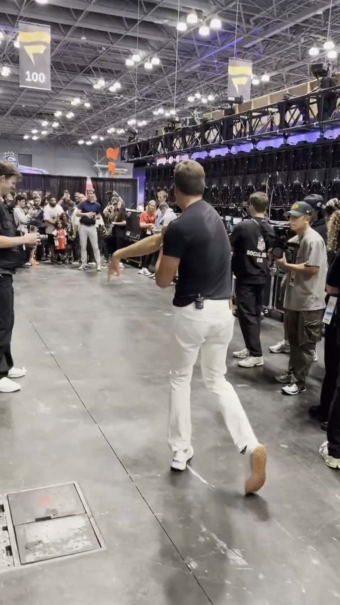 Brady and Eli reunited 🙌 Tom Brady | Eli Manning | Fanatics | FanaticsFest