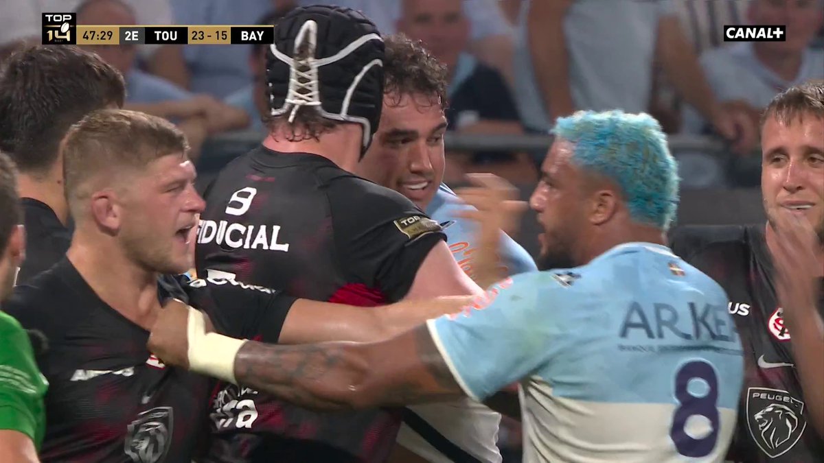 Anthony Jelonch qui gratte les cheveux colorés de Giovanni Habel-Küffner 😂 #DemiesTOP14