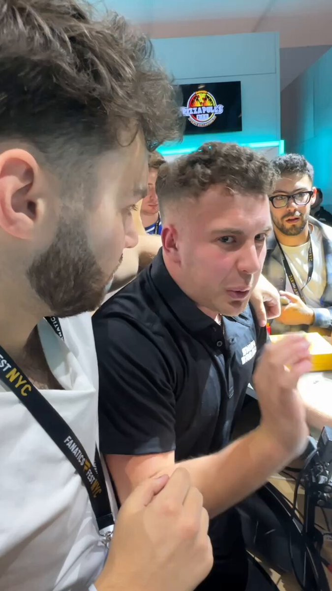 Adin Ross just pulled a MASSIVE LeBron 1/1 card live from Fanatics Fest NYC👀