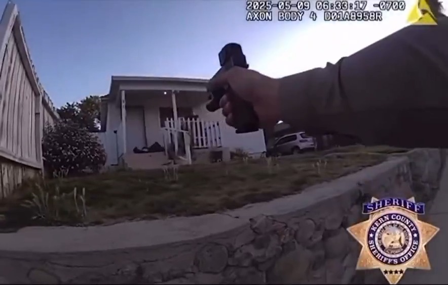 Kern County, California deputies respond to a call about a man armed with a gun and a machete threatening people. Deputies engage the man when a gun (Gen3 Glock clone) is pointed at them. The man falls but is still in the fight and he shoots one of the deputies in the hand. That deputy then uses his Glock with lower 1/3 co-witness sights, Aimpoint ACRO, and Streamlight TLR-1, to accurately fire a fatal shot on the man... #CityLife #Bakersfield #cops #california #kerncounty #police #aimpoint #glock #urban