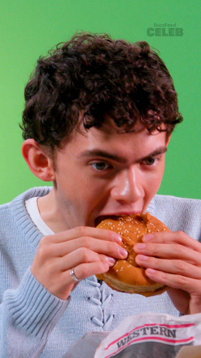 Joe Locke tries Carl's Jr. for the first time ๐๐ Watch the Heartstopper star open up about some of his first times here: #Heartstopper #JoeLocke #KitConnor #FirstKiss #BehindTheScenes