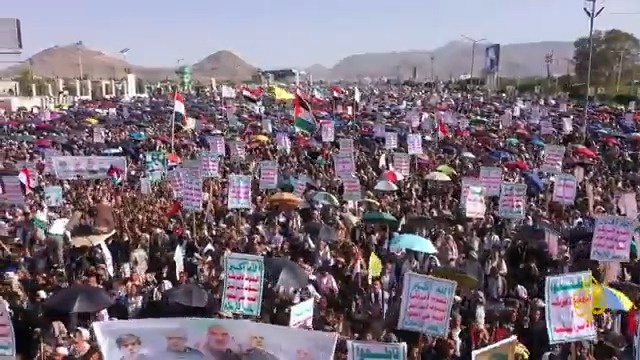 الآلاف يحتشدون في مسيرة جماهيرية بالعاصمة اليمنية صنعاء نصرة للشعب الفلسطيني في غزة وتأييداً لحق إيران في الرد على الهجمات الإسرائيلية | تقرير: نبيل اليوسفي #الأخبار
