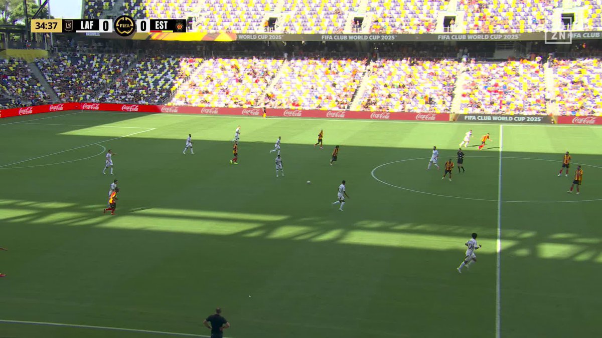 Belaili juste sur sa technique, une fois encore, le meilleur joueur sur le terrain. Dommage qu'il y ait mis son cerveau en veille sur la simulation... Ce deuxième jaune le prive du choc vs Chelsea. Génial et frustrant. Belaili quoi ! #FIFACWC