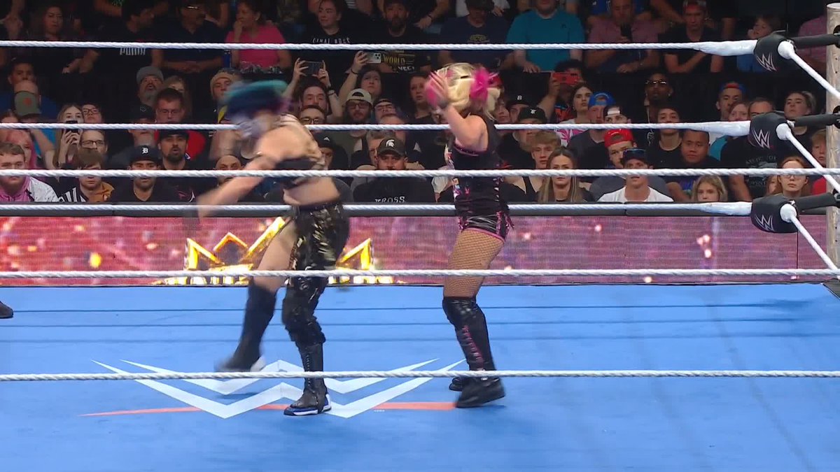 Who ya got?! The legendary Empress ASUKA / 伝説のASUKA皇后 or Lexi (Kaufman) Cabrera? 👀 #SmackDown